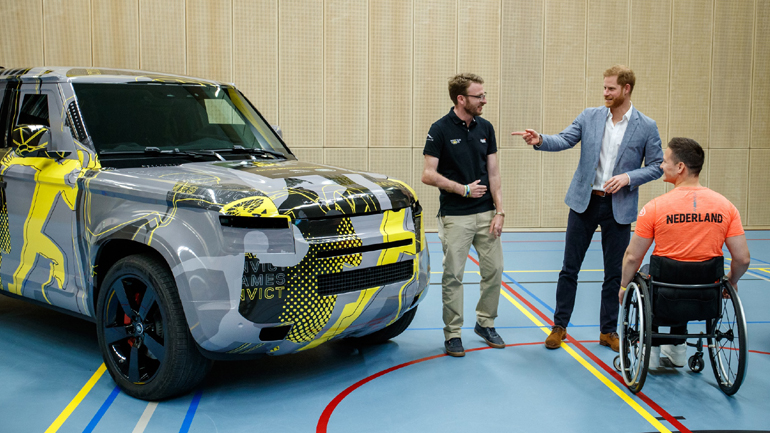 Ο πρίγκιπας Χάρι πήρε μία γεύση από το νέο Land Rover Defender Ο πρίγκιπας Χάρι πήρε μία γεύση από το νέο Land Rover Defender