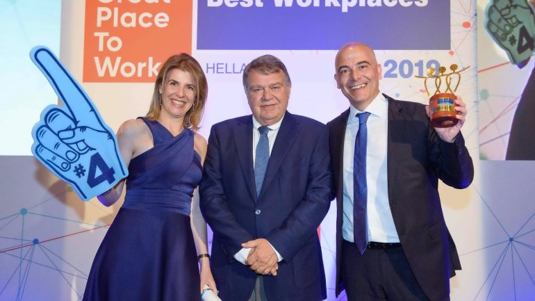 O απονέμων το βραβείο, κ. Δημήτρης Γ. Μαύρος (κέντρο) η κα Teresa De Luca, Pharma Marketing Manager, BAUSCH Health και ο κ. Ιάκωβος Μιχαλίτσης, General Manager, BAUSCH Health Hellas, Malta & Cyprus