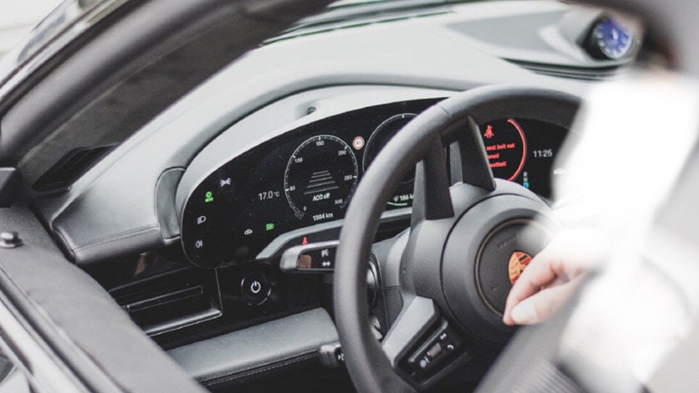 Οι πρώτες εικόνες από το εσωτερικό της Porsche Taycan
