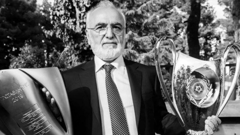 Ο Ιβάν Σαββίδης φωτογραφήθηκε με τα δύο τρόπαια του ΠΑΟΚ