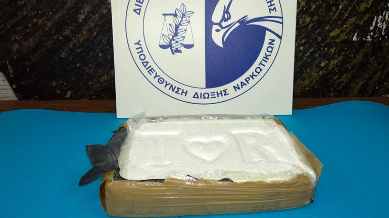 Χειροπέδες σε δύο άτομα για διακίνηση κοκαΐνης