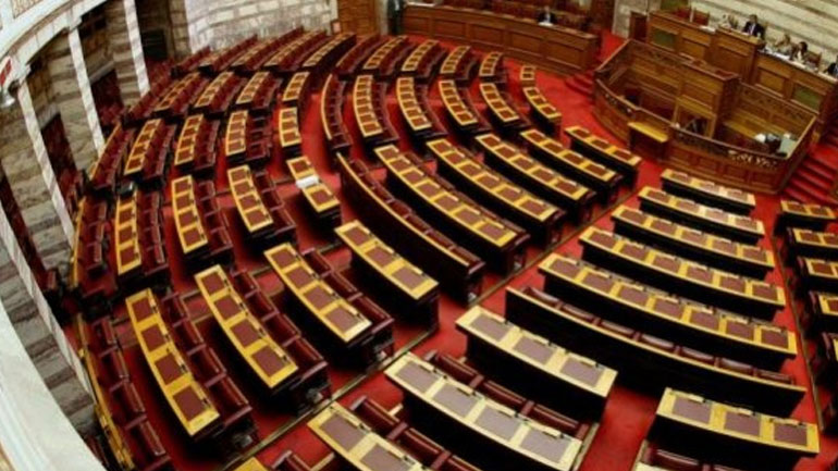 Στη Βουλή τα μέτρα των 120 δόσεων, 13ης σύνταξης και μείωσης ΦΠΑ