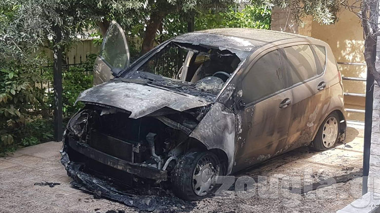Εικόνες από το πυρπολημένο όχημα της Μίνας Καραμήτρου