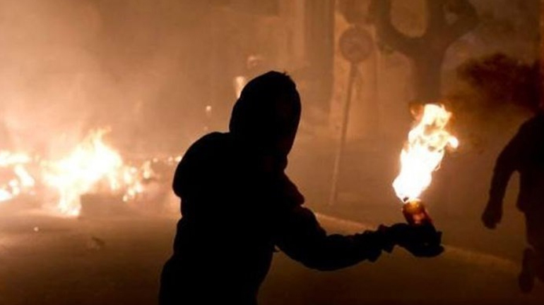 Eπίθεση κουκουλοφόρων με μολότοφ στο Α.Τ. Καισαριανής
