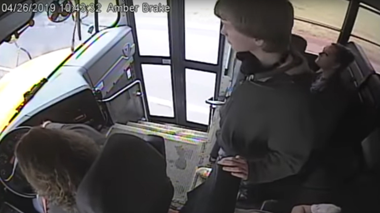 Οδηγός σχολικού λεωφορείου σώζει ένα παιδί από ατύχημα