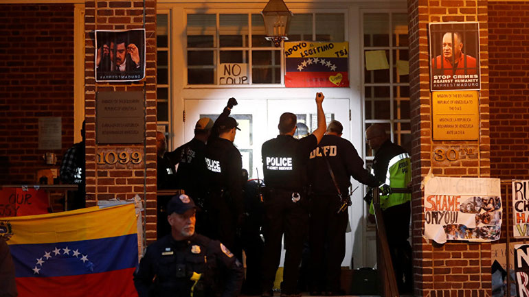 Διαδηλωτές κατέλαβαν την πρεσβεία της Βενεζουέλας στην Ουάσινγκτον – Ευρεία αστυνομική επιχείρηση