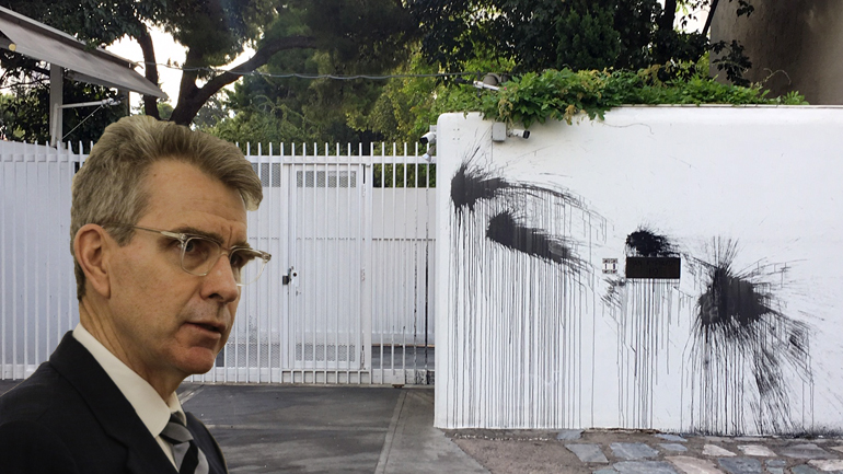 To video από τον βανδαλισμό στο σπίτι του Αμερικανού πρέσβη