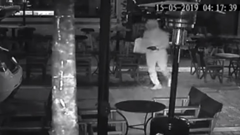 Καρέ-καρέ ο εμπρησμός καφετέριας στα Άνω Λιόσια