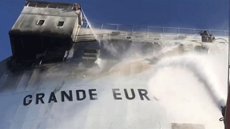 Ισπανία: Κατασβέστηκε η φωτιά σε φορτηγό πλοίο που μετέφερε 1.800 οχήματα