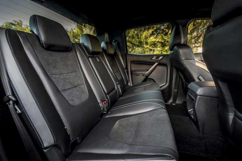 Τα καθίσματα για τους πίσω επιβάτες...