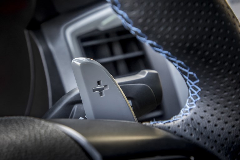 Τα paddles είναι αγωνιστικού τύπου και φτιαγμένα από μαγνήσιο για να αντέχουν στη σκληρή χρήση…