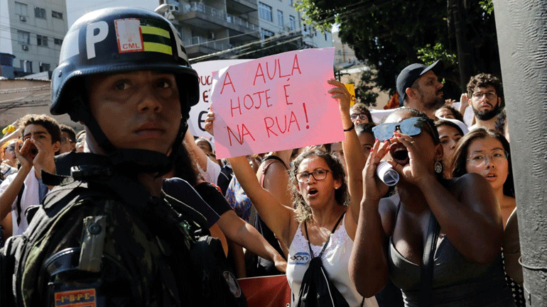 Βραζιλία: Στους δρόμους φοιτητές και καθηγητές για το «πάγωμα» των επιχορηγήσεων στα δημόσια πανεπιστήμια