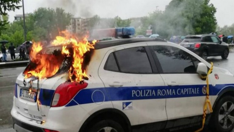 Σοβαρά επεισόδια πριν τον τελικό του ιταλικού κυπέλλου – Χούλιγκαν της Λάτσιο έκαψαν περιπολικό, στο νοσοκομείο αστυνομικοί