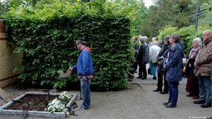 Λίγο χώμα πάνω στην τεφροδόχο