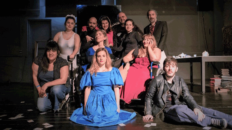 Μια θεατρική ομάδα ανεβαίνει στο «σανίδι» και σπάει τις προκαταλήψεις