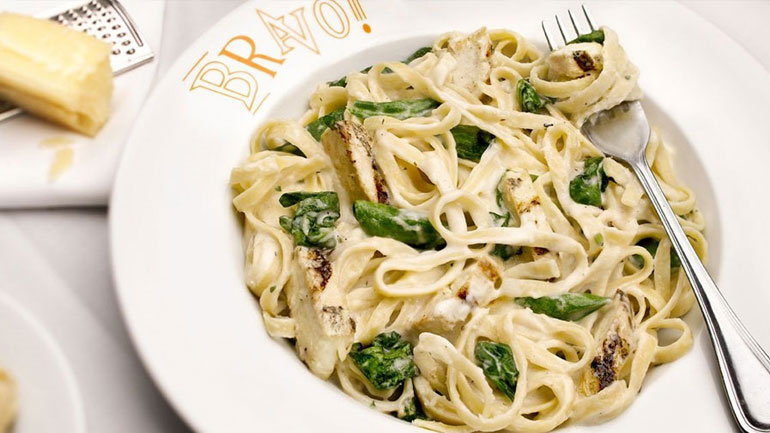 Σπαγγέτι με κοτόπουλο και σπανάκι για να εντυπωσιάσετε τους καλεσμένους σας!