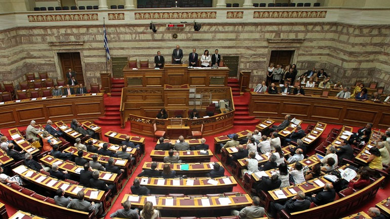 Με ευρύτατη πλειοψηφία ψηφίστηκε το νομοσχέδιο για τις 120 δόσεις, τη 13η σύνταξη και τη μείωση του ΦΠΑ