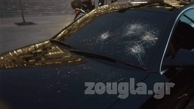 Άγνωστοι προκάλεσαν ζημιές και πέταξαν κροτίδες σε συγκέντρωση της Ν.Δ.