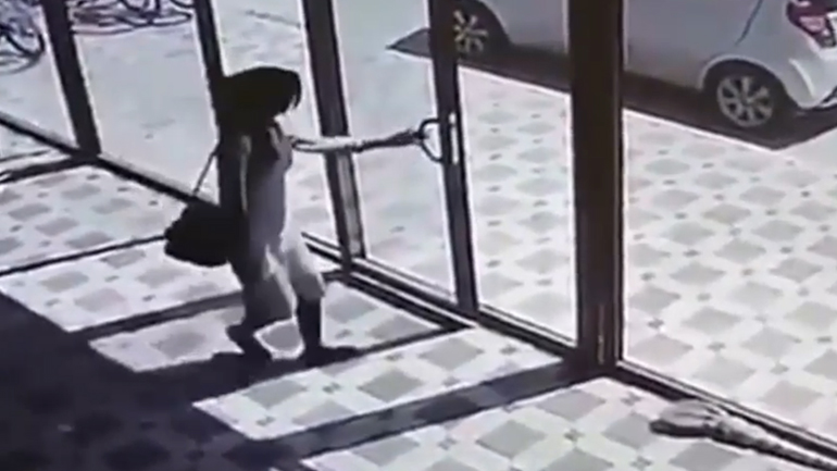 Κοκομπλόκο στην γυάλινη πόρτα