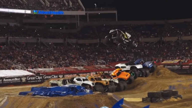 Έκανε άλμα 43,9 μέτρων πετώντας πάνω από επτά οχήματα Έκανε άλμα 43,9 μέτρων πετώντας πάνω από επτά οχήματα