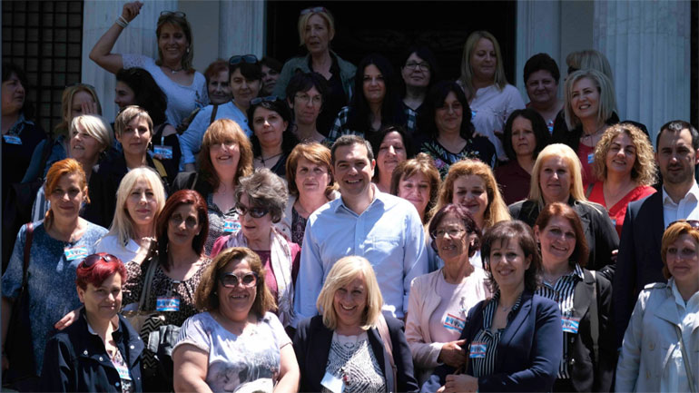 Συνάντηση Τσίπρα με καθαρίστριες στο Μαξίμου