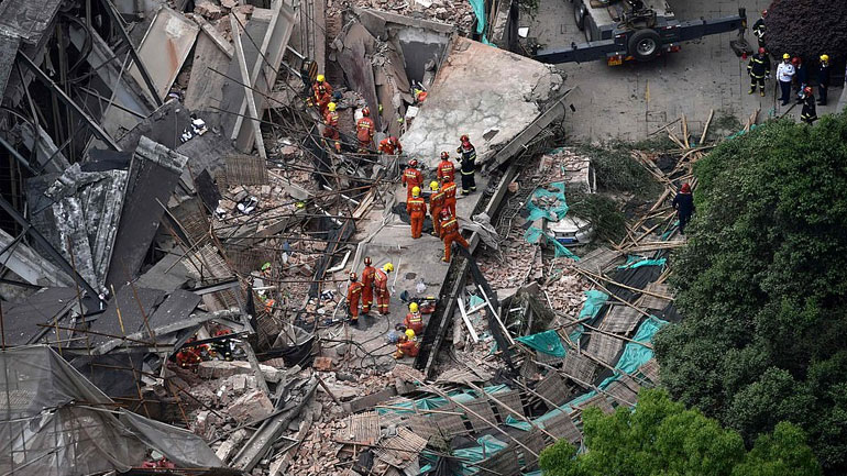 Κατάρρευση κτηρίου στη Σανγκάη: Εννέα άνθρωποι παραμένουν παγιδευμένοι -11 ανασύρθηκαν ζωντανοί Κατάρρευση κτηρίου στη Σανγκάη: Εννέα άνθρωποι παραμένουν παγιδευμένοι -11 ανασύρθηκαν ζωντανοί