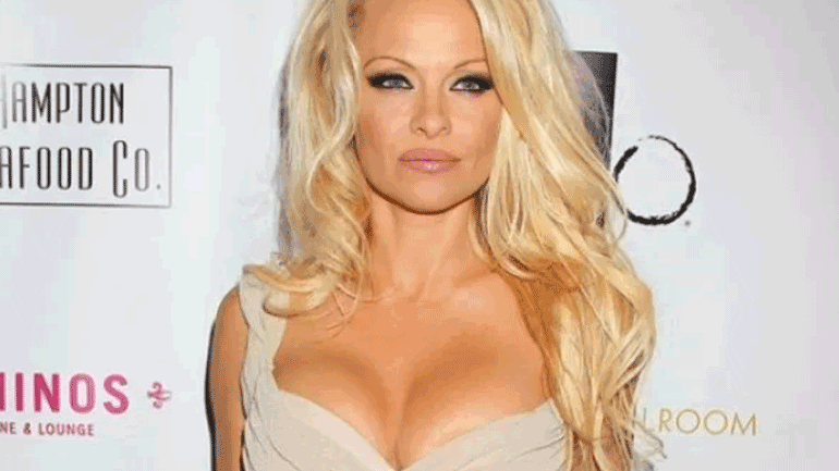 Η Πάμελα Άντερσον ποζάρει πρώτη φορά για εξώφυλλο του περιοδικού Vogue