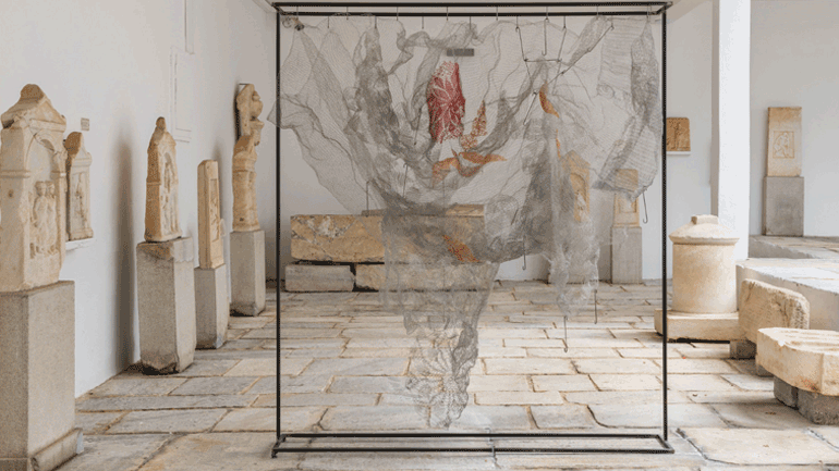 «The Palace at 4 a.m.»: Έκθεση σύγχρονης τέχνης στο Αρχαιολογικό Μουσείο Μυκόνου