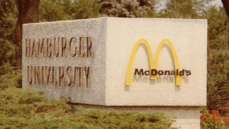 Τα ταχυφαγεία McDonald’s άνοιξαν στην Ρωσία Hamburger University