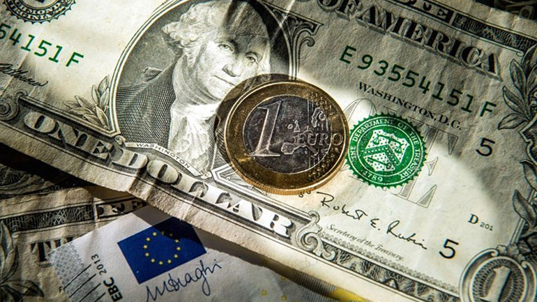Υποχωρεί το ευρώ έναντι του δολαρίου
