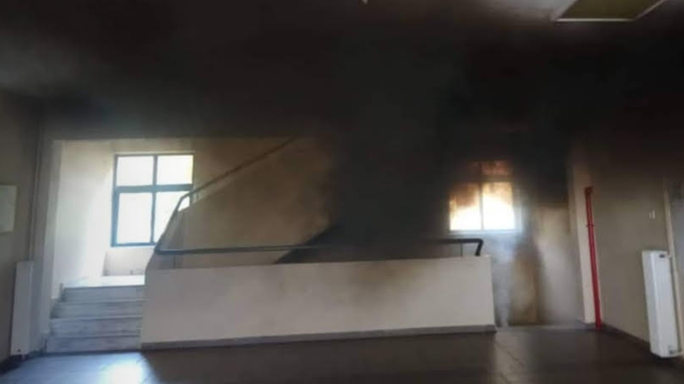 Παίζουν με καπνογόνα και μολότοφ στο διάλειμμα