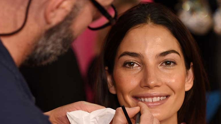 Makeup tips που θα κάνουν τα χείλη σας να δείχνουν σαρκώδη!