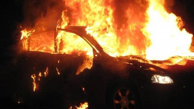 Στις φλόγες δύο ΙΧ σε Αχαρνές και Κερατσίνι