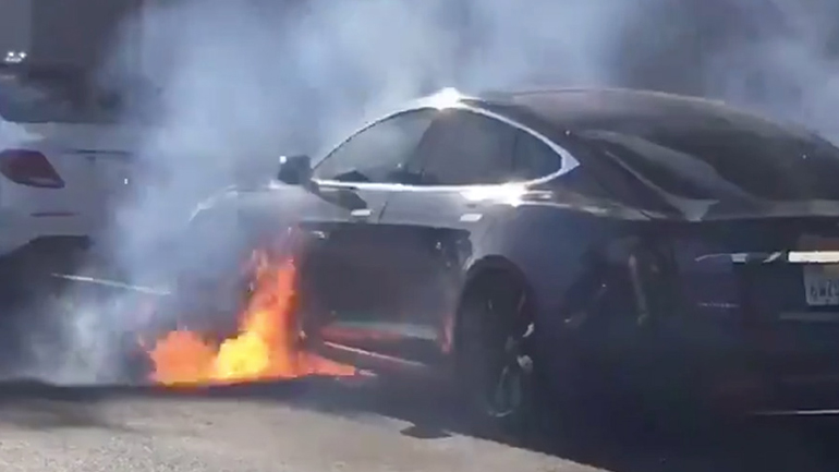 Ξέσπασε νέα φωτιά σε αυτοκίνητο της Tesla