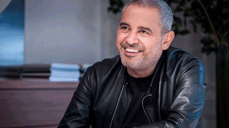 O Elie Saab από την υψηλή ραπτική  στη δημιουργία επίπλων