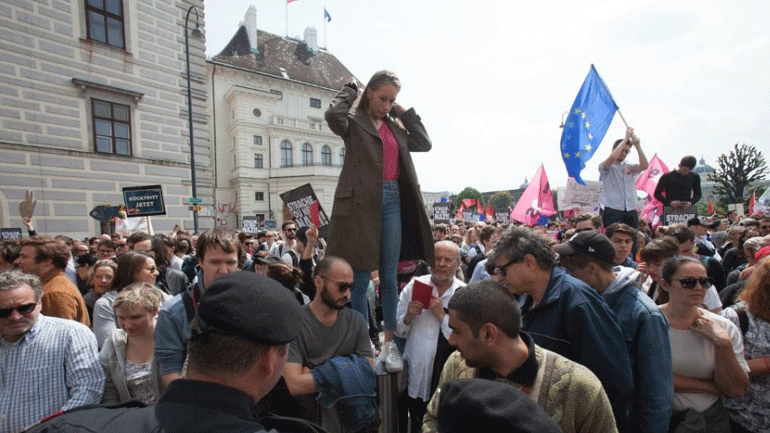 Βιέννη: Διαδηλωτές πανηγυρίζουν για την παραίτηση Στράχε – Απαιτούν πρόωρες εκλογές