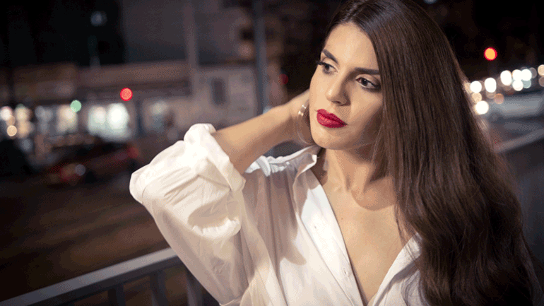 Η Κατερίνα Ζάγκλα ζωντανά στη σκηνή του Faust