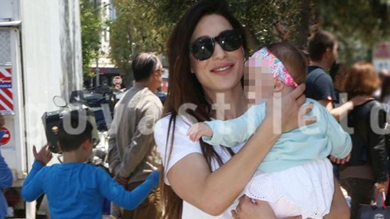 Φλορίντα Πετρουτσέλι: Πρωινή βόλτα στη Γλυφάδα με την κόρη της