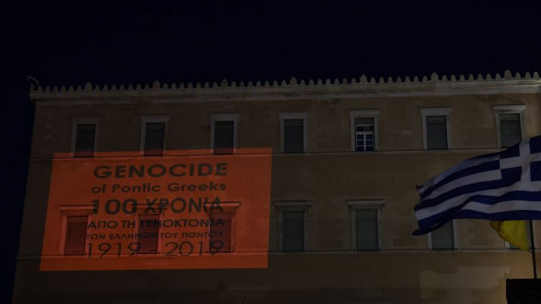 Η Βουλή φωτίστηκε για τη Γενοκτονία των Ποντίων – Κορυφώθηκαν οι εκδηλώσεις μνήμης στην Αθήνα