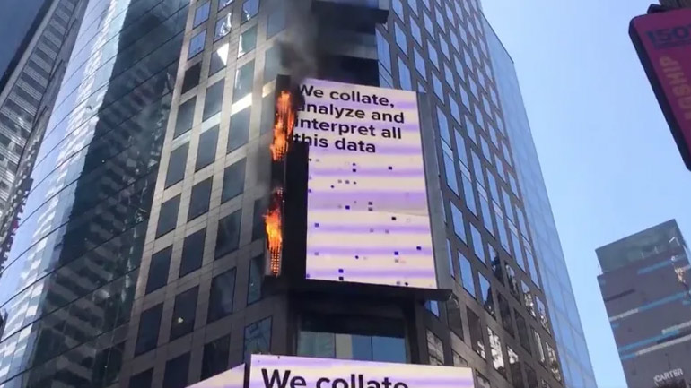 Αναστάτωση στη Νέα Υόρκη – Ξέσπασε πυρκαγιά σε ψηφιακή διαφημιστική γιγαντοοθόνη