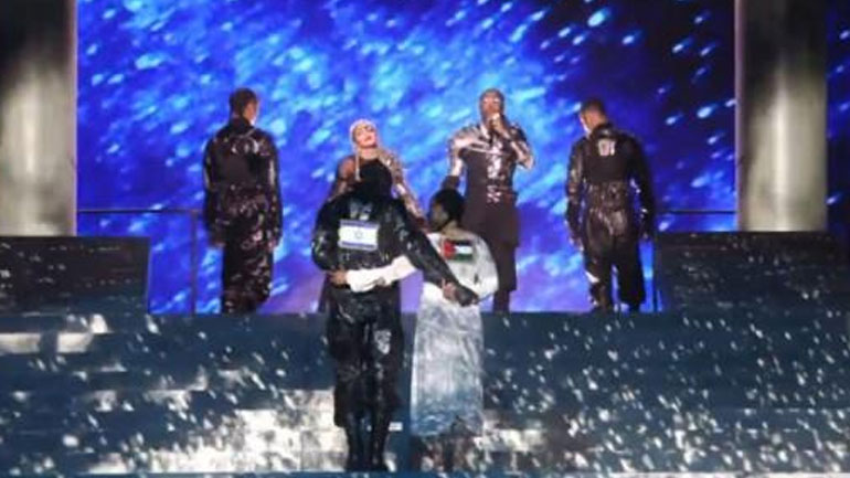Eurovision 2019: Χορευτές με σημαίες του Ισραήλ και της Παλαιστίνης περπάτησαν αγκαλιασμένοι