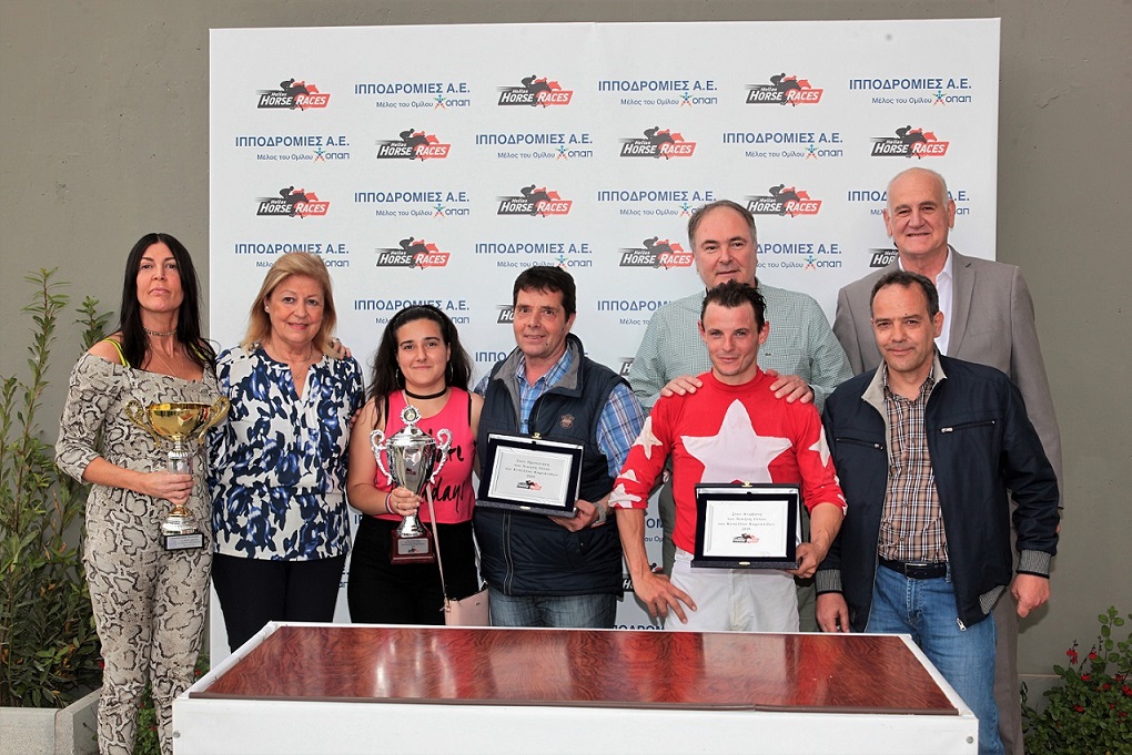 (Από αριστερά προς δεξιά): Η Ιδιοκτήτρια της ΜΠΛΟΥ ΤΕΜΠΕΡΑ κα. Καλλιόπη Κύρκου (Σταύλοι Καλαμαριάς), η Πρόεδρος του ΔΣ της Φιλίππου Ενώσεως της Ελλάδος κα. Ασπασία Ράλλη, η δις Ιωαννίδη, ο προπονητής της ΜΠΛΟΥ ΤΕΜΠΕΡΑ κος Μιχάλης Ιωαννίδης, ο αναβάτης κος Παναγιώτης Κεράτσας (μπροστά), ο θρύλος του ιπποδρόμου – παλαίμαχος αναβάτης – κος Θανάσης Σωτηρόπουλος (μπροστά), ο διευθυντής οικονομικών της ΙΠΠΟΔΡΟΜΙΕΣ Α.Ε κος Γιώργος Σκούρας (πίσω) και ο διευθυντής Τεχνικών Υπηρεσιών της ΙΠΠΟΔΡΟΜΙΕΣ Α.Ε. κος Γιώργος Αγγελόπουλος στην καθιερωμένη αναμνηστική φωτογραφία του Κυπέλου Καρυάτιδων 2019.