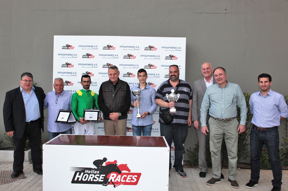 (Από αριστερά προς δεξιά): Ο επιχειρησιακός διευθυντής της ΙΠΠΟΔΡΟΜΙΕΣ Α.Ε. κος Κώστας Αλεξόπουλος, ο προπονητής του ΜΠΟΜΠΣΕΛ ΜΠΕΫ κος Νίκος Καλογερόπουλος, ο αναβάτης κος Λοΐζος Ανδρέου, ο αντιπρόεδρος του ΔΣ της Φιλίππου Ενώσεως της Ελλάδος κος Γιώργος Παρθένης, ο ιδιοκτήτης του ΜΠΟΜΠΣΕΛ ΜΠΕΫ κος Γιώργος Μαλαδάκης με τον γιό του, ο διευθυντής Τεχνικών Υπηρεσιών της ΙΠΠΟΔΡΟΜΙΕΣ Α.Ε. κος Γιώργος Αγγελόπουλος, ο διευθυντής οικονομικών της ΙΠΠΟΔΡΟΜΙΕΣ Α.Ε κος Γιώργος Σκούρας και ο project manager της ΙΠΠΟΔΡΟΜΙΕΣ Α.Ε. κος Βύρωνας Κακλόπουλος.