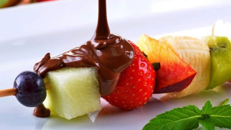 Σουβλάκια φρούτων με σοκολάτα για απόλαυση χωρίς ενοχές!