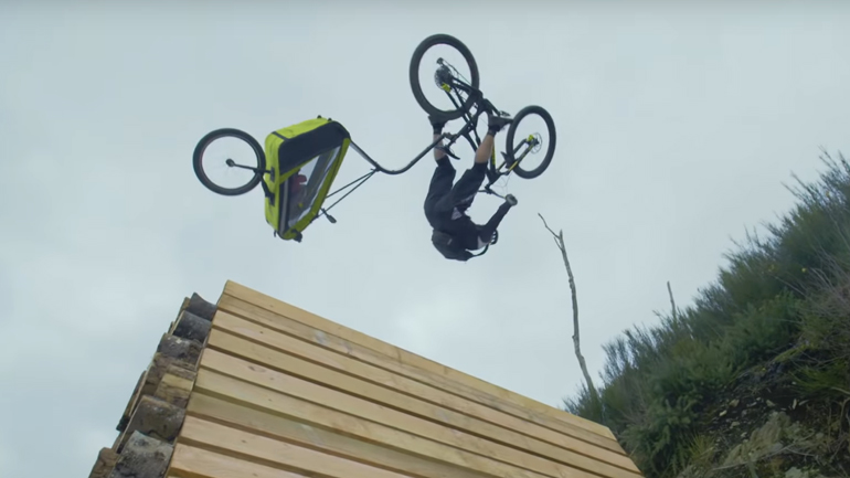 Ποδηλάτης κάνει ένα ιδιαίτερο baby sitting  