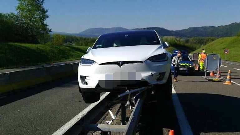 Οδηγός πέταξε με το Tesla!