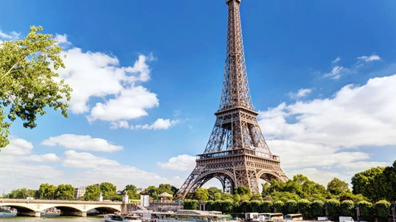Παρίσι: Διασώστες προσπαθούν να πείσουν έναν άνδρα που σκαρφάλωσε στον Πύργο του Άιφελ να κατεβεί