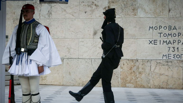 Συγκίνηση στο Σύνταγμα από την αλλαγή φρουράς με Πόντιους Εύζωνες