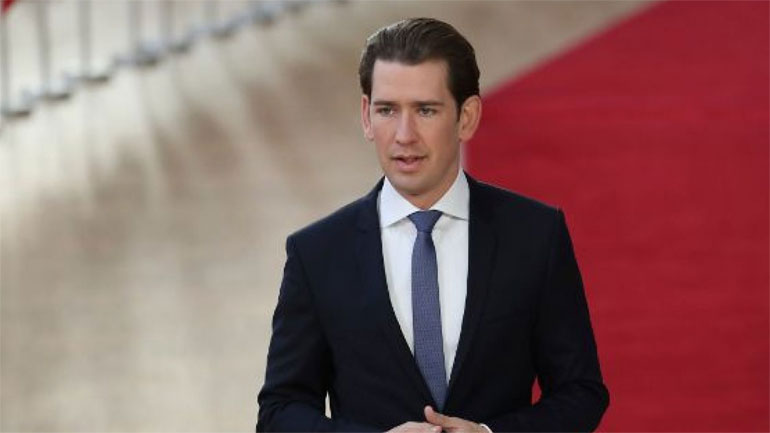 Αποστάσεις από τον πρώην εταίρο του Χάιντς-Κρίστιαν Στράχε παίρνει ο Κουρτς