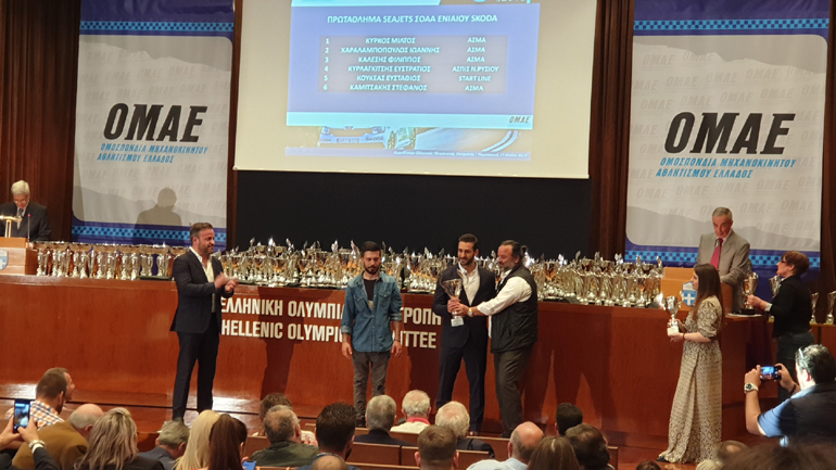 O πρόεδρος των οδηγών αγώνων αυτοκινήτου Μάριος Ηλιόπουλος παραδίδει το κύπελλο στον πρωταθλητή του ενιαίου Μίλτο Κύρκο